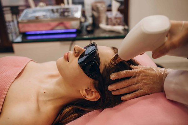 Comment stimuler un chien de race Basenji, connu pour son indépendance, à travers des jeux éducatifs?